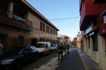 Una avería en el motor de un vehículo deja un reguero de aceite por varias calles de Los Llanos de Telde/TA.